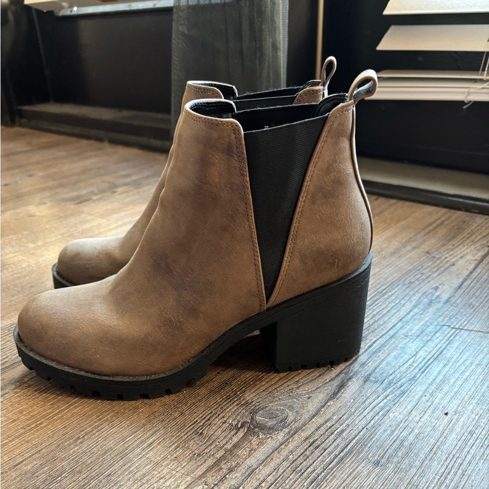 Dirty Laundry women’s Lisbon boots 8.5